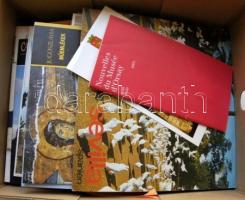 50db magyar és külföldi ország- és várostérkép + egy cipősdoboznyi magyar és külföldi utazási prospe...