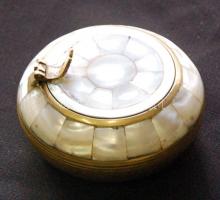 Gyöngyházberakásos fedeles hamutartó /
Ashtray with nacre inlay 4cm, d: 9cm