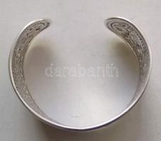 Szecessziós stílusú préselt, poncolt ezüst (Ag) karreif /
Art nouveau silver bracelet 37,87gr d: 7cm