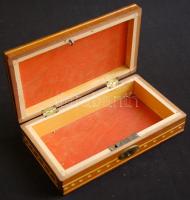 Díszes fadoboz és fatányér /
Wooden box and plate 18x10,5x4,5cm and d: 24,5cm