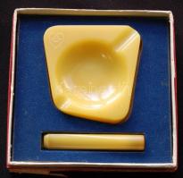 Szilácsi jelzett bakelit szipka és hamutál eredeti dobozában / Silac bakelite cigarette holder and ashtray 7cm + 7x7cm