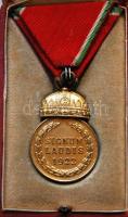 1922. Magyar Koronás Bronzérem hadiszalagon kardokkal, eredeti dísztokban T:1-
1922. Signum Laudis M...