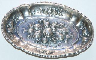 cca 1880 Antik ezüst (Ag) tálka dombormű díszítéssel a hanaui J.D. Schleissner u. Söhne cég pecsétjével, 830-as tisztaságjelzéssel ellátva / Antique silver plate with bas relief decoration hallmarked by J.D. Schleissner u. Söhne in Hanau, 830 finness, 10x7cm, 25,3gr