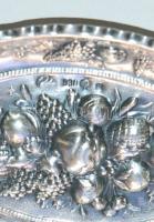 cca 1880 Antik ezüst (Ag) tálka dombormű díszítéssel a hanaui J.D. Schleissner u. Söhne cég pecsétjé...