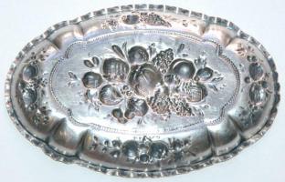 cca 1880 Antik ezüst (Ag) tálka dombormű díszítéssel a hanaui J.D. Schleissner u. Söhne cég pecsétjé...