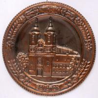 Díszes réz tálak más fém tárgyak kíséretében