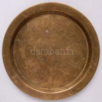 Díszes réz tálak más fém tárgyak kíséretében