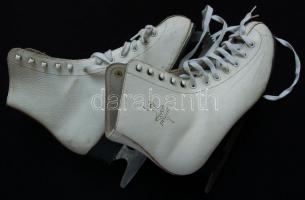 Vegyes bolha tétel: 39-es méretű műkorcsolya, textillel bevont réz díszítéssel ellátott mappa, 4db k...