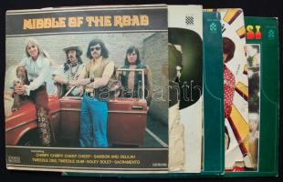 Vegyes bolha tétel: 39-es méretű műkorcsolya, textillel bevont réz díszítéssel ellátott mappa, 4db k...