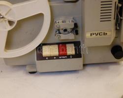 cca 1970 Rusz filmvetítőgép 8mm-es filmekhez eredeti tokjában, leírással /
Russ projector for 8mm fi...