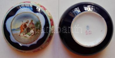 cca 1900 Nagyméretű kézzel festett jelzett Alt-Wien porcelán bonbonier /
Handpainted giant Alt-Wien ...