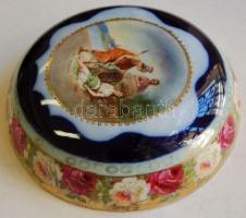 cca 1900 Nagyméretű kézzel festett jelzett Alt-Wien porcelán bonbonier /
Handpainted giant Alt-Wien ...