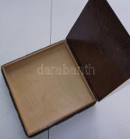 Domborművel díszített réz iparművész doboz fa béléssel /
Copper box 20x20x3cm