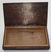 Móga Sándor (1927): Geometrikus domboműdíszes réz dobozka fa béléssel, jelzett /
Copper box 15x8,5x3...