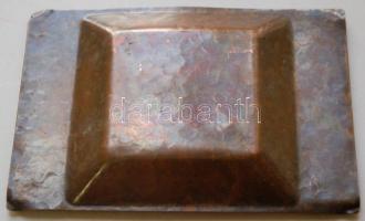 Szabó Gy. jelzéssel: domborműves díszítésű réz hamutartó /
Decorative copper ashtray 15x10cm