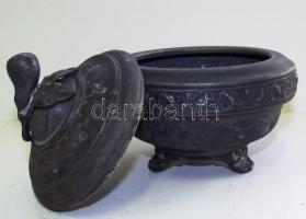 cca 1920 Díszes ón tálka fedővel "Oláh Fémáru Budapest" jelzéssel /
Vintage tin bowl 13cm,...