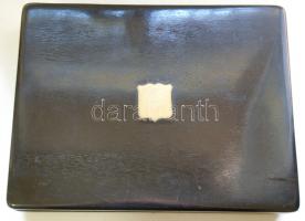 Nagyméretű szép fadoboz a fedelén rézberakással, plüssbéléssel, zárral, hibátlan állapotban