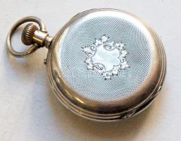 cca 1890 Ezüst (Ag) zsebóra hibátlan porcelán számlappal, másodpercmutatóval. Kiválóan működik /
Sil...