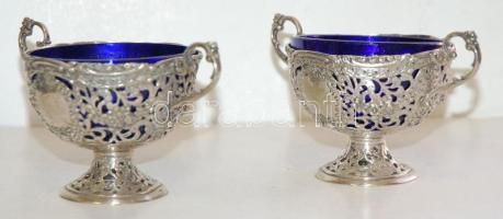 cca 1860 Jelzett antik ezüst (Ag) kínáló pár kék üvegbetéttel, 800-as tisztaságjelzéssel / A pair of antique silver serving bowls with blue glass containers, 800 purity degree 8cm, d: 8cm, 94gr + 106gr