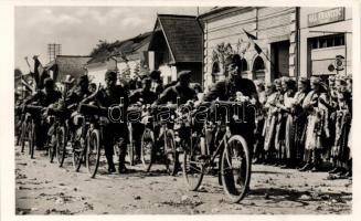 Bánffyhunyad entry of the Hungarian troops, cyclist unit, vissza So.Stpl