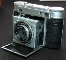 Certo Super Dollina II típusú fényképezőgép eredeti bőrdobozában benne fényerő-táblázattal /
Photo c...