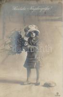 10 db régi, vegyes tematikájú képeslap, romantikus jelenetek, folklór és üdvözlő lapok illetve egy városképes lap, mind tábori postán futott