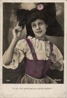 3 db régi folklór lap, nők népviseletben