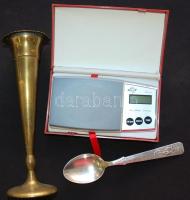 Vegyes bolhapiac tétel: 17db klf üvegpohár, egy réz, egy üveg és egy kerámia váza, 1db ezüstözött kanál és egy ékszermérleg