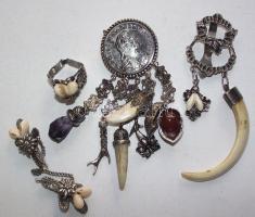 Kis bizsu tétel brossal, gyűrűvel és egyéb érdekességekkel