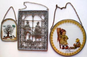 1db vadászjelenetet ábrázoló ablakba akasztható ólomkép és 2db festett üveg ablakdísz mesejelenettel / Window decorations with hunting scene and cartoon figures 15,5x20,5cm, d: 19, 9x11cm