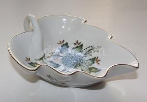 Növényi motívumokkal díszített, szőlőlevél alakú, jelzett Hollóházi porcelán tálka / Leaf-shaped little porcelain plate 14x11cm