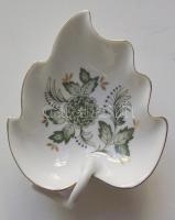 Növényi motívumokkal díszített, szőlőlevél alakú, jelzett Hollóházi porcelán tálka /
Leaf-shaped lit...