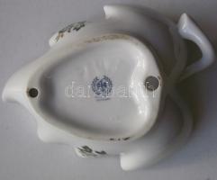 Növényi motívumokkal díszített, szőlőlevél alakú, jelzett Hollóházi porcelán tálka /
Leaf-shaped lit...