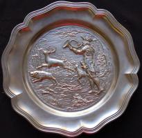 Vadászjelenetet ábrázoló jelzett ón dísztányér / Tin plate with hunting scene 23cm