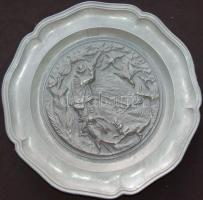 Vadászjelenetet ábrázoló jelzett ón dísztányér / Tin plate with hunting scene 23cm