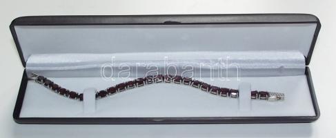 Fazettált gránát karlánc ezüst (Ag) foglalatban és szerelékkel díszdobozban / Faceted grenade bracelet with silver casing and accesories br. 20,5gr