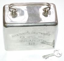 cca 1900 Arnheim S. J. Pénzszekrény és Tresorgyár által jelzett fém pénzpersely eredeti kulcsával, érmének és papírpénznek való nyílással, szép állapotban / Vintage money box with key 11x9x6cm