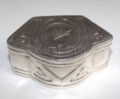 cca 1900 Szecessziós ezüst (Ag) szelence belső aranyozással (Au) az Osztrák-Magyar Monarchia behozatali jegyével ellátva / Art nouveau silver pillbox with gold plating inside, hallmarked by the Austro-Hungarian Empire 6,5x5x2,5cm, 44,8gr