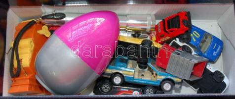 Vegyes bolhapiac tétel: régi úttörő síp, elemlámpa, 8db matchbox és pár kisjáték