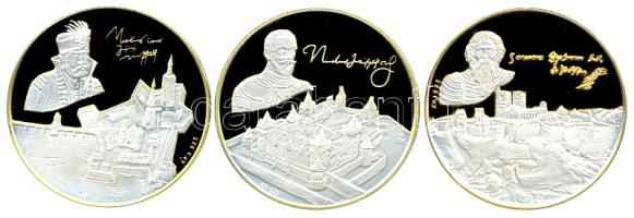 Csóka Zsuzsa (1962-) DN. A Török elleni harcnak emléket állító aranyozott Ag érem sorozat három darabja a híres váraink (Eger, Kőszeg, Szigetvár) és kapitányaik (Dobó, Jurisics, Zrínyi) képmásával, kézírásukkal illetve szignójukkal (3 x 42mm / 31.33g/0.925) T:PP /  Hungary ND. Commemorative gold plated silver medallions of the great hungarian castles and captains in the turkish war! Sign.: Zsuzsa Csóka - GS (3 x 42mm / 31.33g/0.925) C:PP