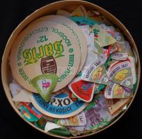 Több száz darab számolatlan sajtcímke, közte söralátétek