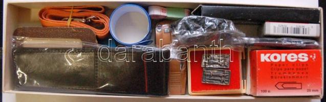 Kis bolhapiac tétel: rugós bicska, mandzsetta gomb, bőröndcímke tartó, gemkapcsok, matchbox, stb.
