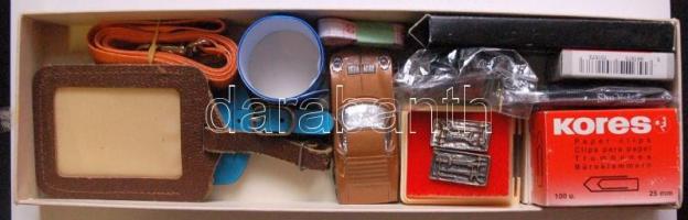 Kis bolhapiac tétel: rugós bicska, mandzsetta gomb, bőröndcímke tartó, gemkapcsok, matchbox, stb