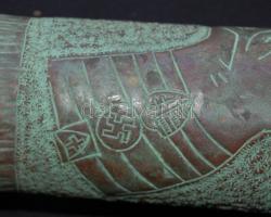 II. világháborús domborművel díszített srapnel-váza horogkereszttel (repedt) /
Shrapnel shell vase f...