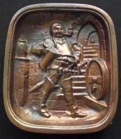 Jelzett réz hamutál flamand stílusú kocsmai jelenetet ábrázoló domborművel / Copper ashtray with bas relief 11x12cm