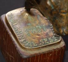 Réz emlékszobor fa talapzaton az IDF (International Dairy Federation) 1988-as budapesti találkozójár...