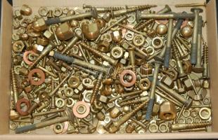 Sárgaréz csavarok, kiváló alapanyag restaurátoroknak / A box of brass screws, 1,16kg