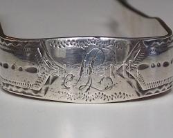 1897 Dekoratív angol ezüst cukor fogó csipesz díszes kézi megmunkálással, nemesfém és ötvös jelzésse...