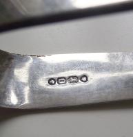 1831 Dekoratív angol ezüst cukor fogó csipesz IV. William időszakából, díszes kézi megmunkálással, n...