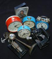 Kis bolha tétel: 4db régi ébresztőóra, régi lyukasztó, tűzőgép, öngyújtó és egy réz mécsestalp